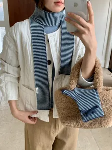Conjunto de bufanda y guantes de punto a rayas acogedor para un estilo invernal.