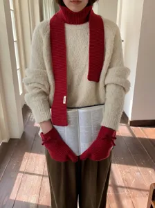 Conjunto de bufanda y guantes de punto rojo elegante con textura acanalada y lazos.