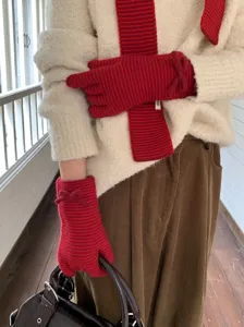 Conjunto de bufanda y guantes de punto a rayas para mujer, cómodo y cálido estilo invernal.