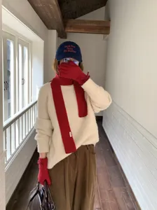 Acogedor conjunto de jersey de punto bufanda y guantes otoño invierno mujer.