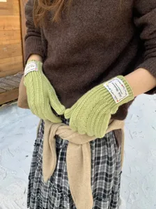 Guanti invernali in calda maglia da donna, eleganti guanti touch screen verde chiaro.