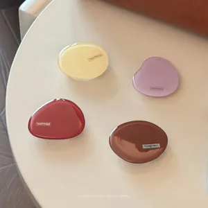 Supporto per telefono geometrico colorato, impugnatura adesiva estensibile vista dettagliata.