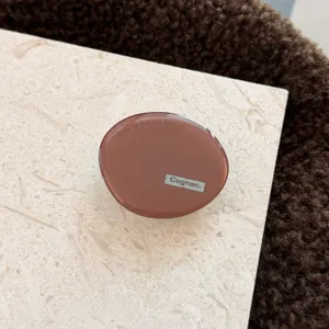 Supporto per telefono ovale in resina epossidica marrone, supporto estensibile.