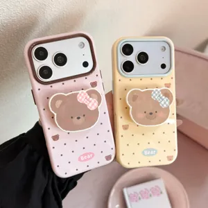 Gedetailleerd overzicht van het schattige beren telefoonhoesje met strik en standaard.