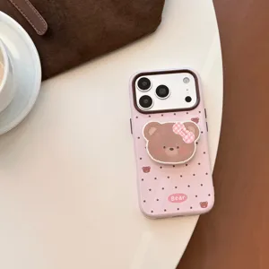 Gedetailleerde weergave van telefoonhoesje met roze sterren en schattige berenhouder.