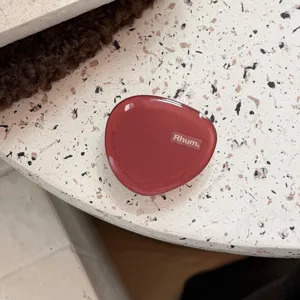 Vista dettagliata di un bellissimo supporto per telefono geometrico rosso scuro con testo.