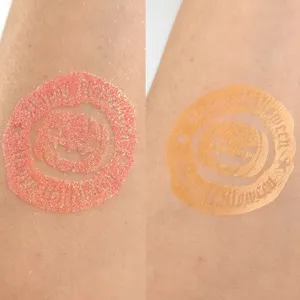 Detail d'échantillon de tatouage temporaire à paillettes Halloween avec citrouille.