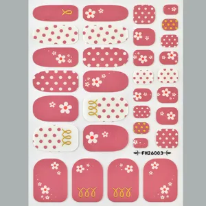 Vue detaillee de stickers d'ongles d'orteil a fleurs roses, impermeables et autocollants.