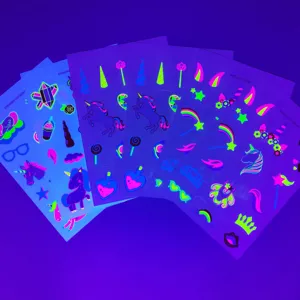 Détail en gros plan de feuilles de tatouages ​​temporaires phosphorescents pour enfants licorne.