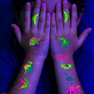 Détail de tatouage temporaire de dinosaure lumineux montrant un bel art néon coloré.