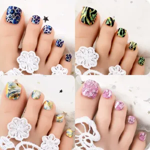 Vue détaillée d'autocollants d'ongles d'orteil imperméables colorés aux motifs variés.