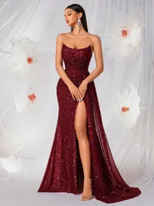 Vestido de noche strapless de lentejuelas rojo vino con abertura alta y silueta de sirena elegante.