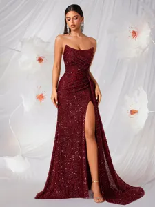Elegante vestido de noche strapless de lentejuelas en burdeos con abertura alta y sirena.