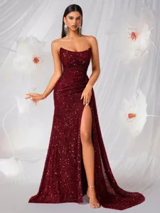 Impresionante vestido de noche burdeos sin tirantes de lentejuelas con abertura alta y cola.
