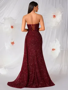 Vestido de noche sirena burdeos sin tirantes con lentejuelas, ajustado con cordones atrás.