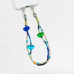 Dragonne de téléphone en perles avec pendentifs cœur mignons, lanière tendance et accessoire chic.