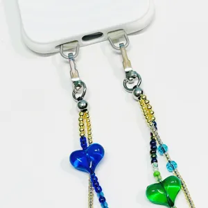 Vue détaillée de la chaîne de téléphone en perles multicouche avec pendentifs cœur pour femmes.