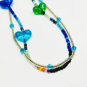 Détail de lanière de téléphone en perles multicouches, pendentif cœur en verre, chic