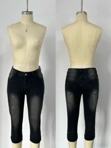 Vista dettagliata dei pantaloni capri in denim skinny nero lavato da donna, vestibilità.
