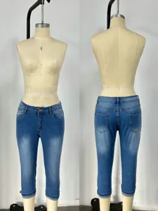 Jeans corsari da donna elasticizzati slim fit, pantaloni denim lavati casual per estate.