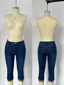 Donna pantaloni capri in denim lavato slim elasticizzati con risvolto, tasche e vita media.