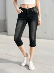 Vista dettagliata dei pantaloni capri in denim nero lavato da donna con vestibilità slim.