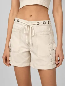 Primo piano di pantaloncini cargo casual beige con vita alta, coulisse e grandi tasche.