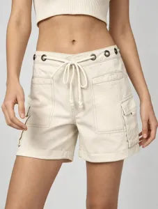 Primo piano dettagliato di pantaloncini cargo beige da donna con occhielli metallici e coulisse.