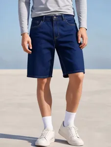 Detail du short en jean bleu fonce decontracte pour homme avec coupe droite et tissu confortable.