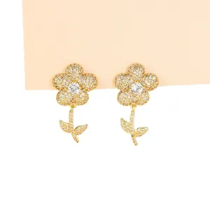 Belles boucles d'oreilles puces fleurs en zircone avec design de tige délicat, bijoux.