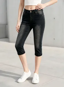 Pantaloni capri in denim nero elasticizzato da donna, jeans corti slim fit alla moda e casual.