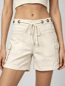Short cargo beige da donna con vita alta con coulisse e pratiche tasche utili.