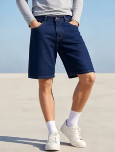 Détail du short en denim bleu foncé pour homme avec coupe droite décontractée et poches.