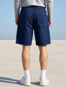 Détail de vue arrière de short en denim bleu foncé décontracté ample pour hommes poches.