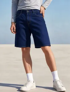 Vue detaillee du short en denim bleu pour homme, coupe droite confortable et tendance.