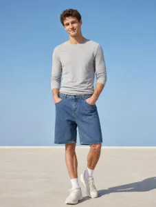 Vue de détail montrant la coupe droite ample et le tissu denim classique du short pour homme.