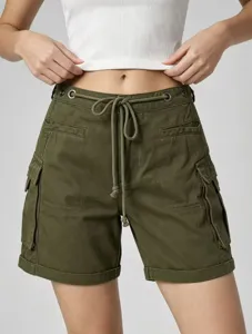 Short cargo verde oliva con coulisse regolabile in vita e tasche laterali multiuso.