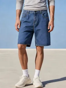Vue de détail de short en denim pour homme décontracté avec poches et coupe droite classique.