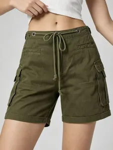 Primo piano di pantaloncini cargo verde oliva da donna con vita con coulisse e tasche multiple.