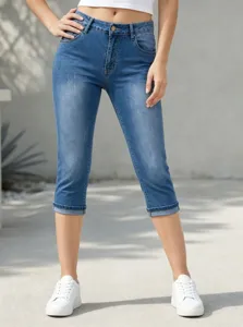 Dettaglio jeans slavati, tessuto elasticizzato slim fit, stile capri casual estivo.