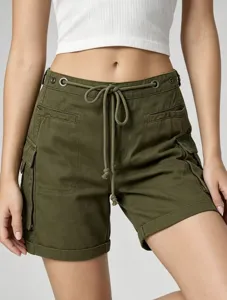 Shorts cargo verde militare da donna con coulisse in vita e tasche multiple per stile casual.