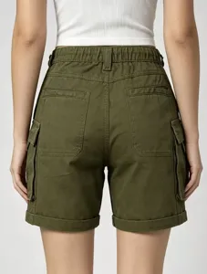 Pantaloncini cargo verdi a vita alta da donna con tasche multiple e design streetwear casual.