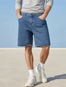 Vue détaillée de short en denim bleu décontracté pour homme avec une coupe droite.