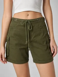 Dettaglio di pantaloncini cargo verde oliva da donna con coulisse e tasche grandi.