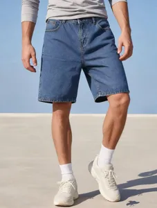 Détail en gros plan d'un short en jean droit et décontracté pour homme, coupe ample.