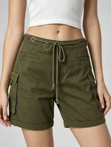 Shorts cargo verde oliva da donna con cintura coulisse, occhielli metallici e tasche.