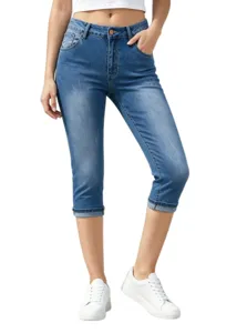 Vista dettagliata di jeans capri elasticizzati da donna in denim blu lavato e vestibilità slim.