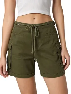Vista dettagliata di pantaloncini cargo verde oliva da donna con vita con coulisse e grandi tasche.