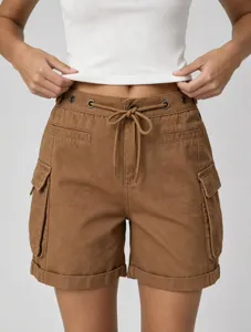 Trendy pantaloncini cargo marroni da donna con coulisse in vita e pratiche tasche.