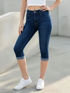 Jeans cropped slim blu scuro da donna con dettaglio tessuto e design del risvolto.